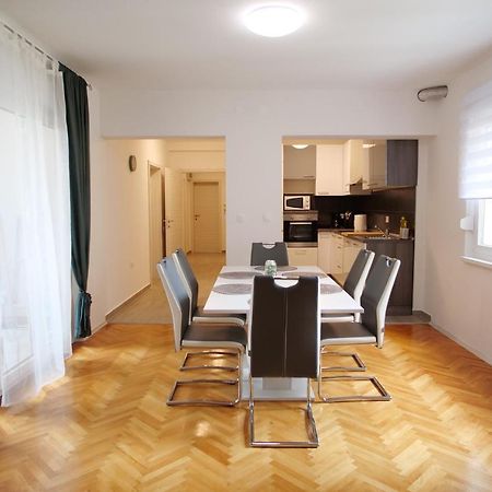 Arena Apartment With 3 Bedrooms In The City Center Pula Bagian luar foto
